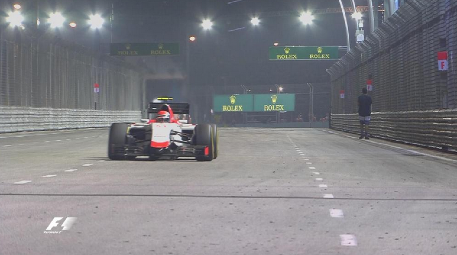 2015 F1 Singapur GP pistte yürüyen adam