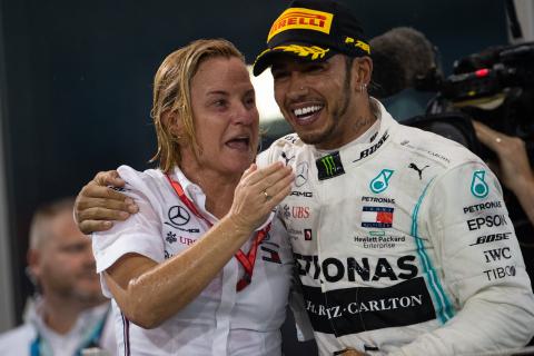 Hamilton hits back at Mercedes F1 contract speculation