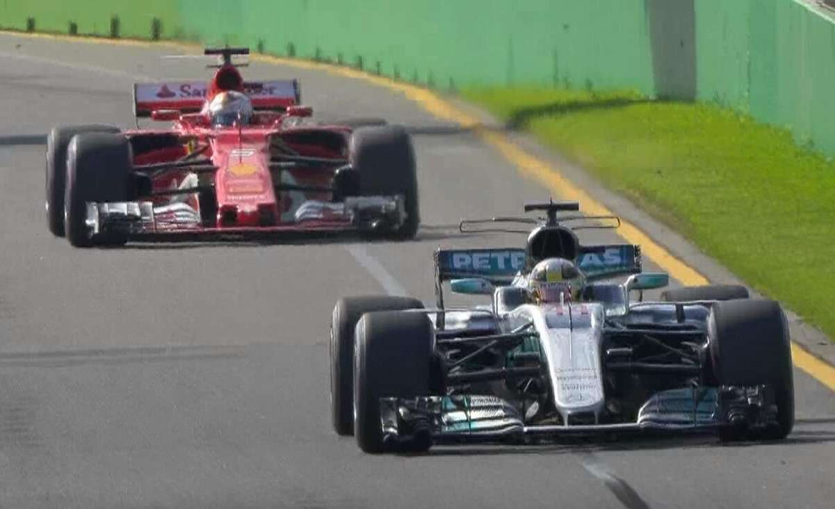 Hamilton: “Vettel Rosberg’dan Daha Dişli Bir Rakip”