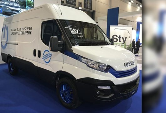 IVECO Daily Hi-Matic Yılın Sürdürülebilir Panel Vanı Ödülünü Aldı