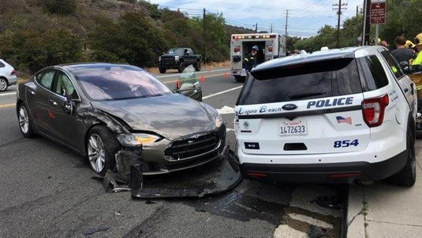 Yine Tesla yine Auto Pilot