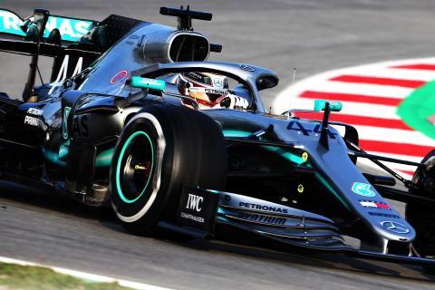 Hamilton: Ferrari looks ‘very, very strong’ in F1 testing