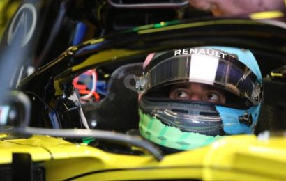 Seat issue frustrates Ricciardo on difficult day for Renault
