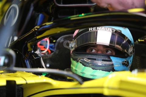 Seat issue frustrates Ricciardo on difficult day for Renault