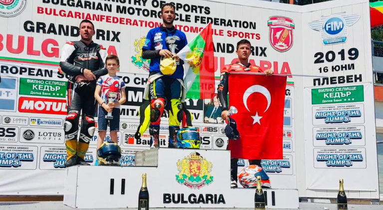 Sporcularımız Komşudan Kupalarla Döndü Sporcularımız Komşudan Kupalarla Döndü