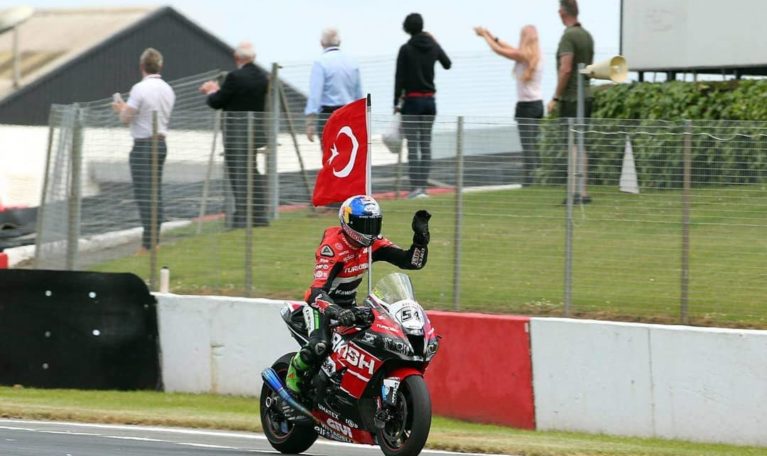 Razgatlıoğlu İngiltere’de Göğsümüzü Kabarttı Razgatlıoğlu İngiltere’de Göğsümüzü Kabarttı