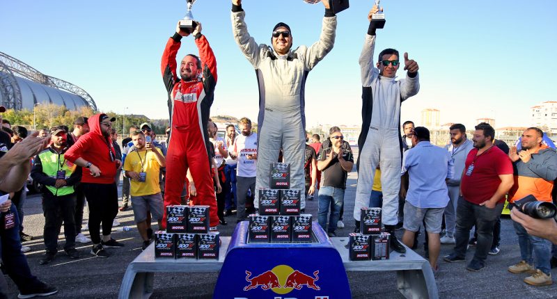 Kayseri’de Dumanlar Arasında Drift Resitali Kayseri’de Dumanlar Arasında Drift Resitali