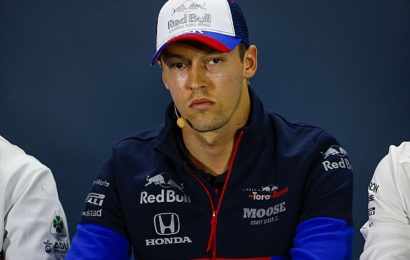 Kvyat: “Formula 1’de kalacağım için mutluyum”