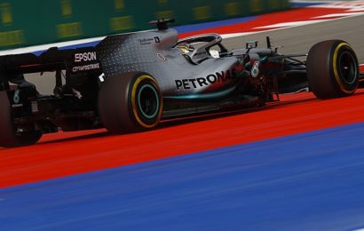 Hamilton: “Ferrari düzlüklerde 0.8 saniye kazanıyor”