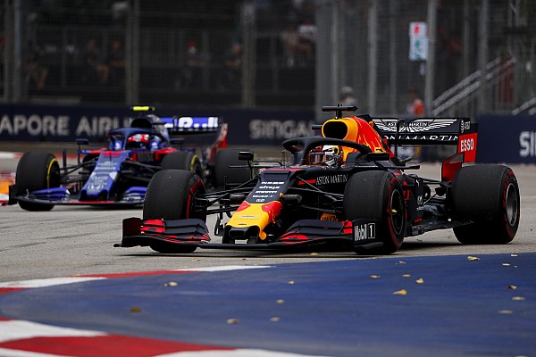 Singapur GP: Verstappen hızlı başladı, Bottas kaza yaptı Singapur GP: Verstappen hızlı başladı, Bottas kaza yaptı