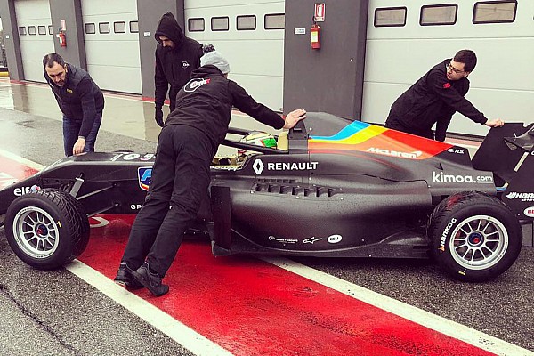 Alonso’nun takımının da mücadele edeceği yeni Formula Renault aracı tanıtıldı Alonso’nun takımının da mücadele edeceği yeni Formula Renault aracı tanıtıldı