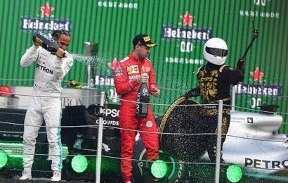 Vettel, kupaları ve podyumdaki maskotu eleştirdi