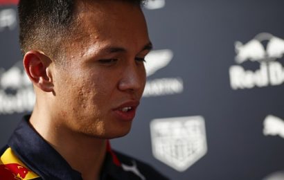 Hamilton, Albon’dan özel olarak özür dilemiş