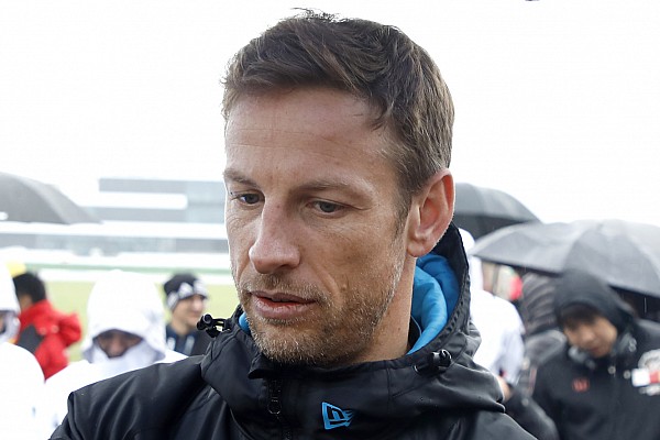 Button 17 saat boyunca çölde yolda kalmış