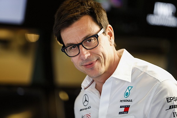 Wolff, Ferrari’ye gideceği iddialarına güldü