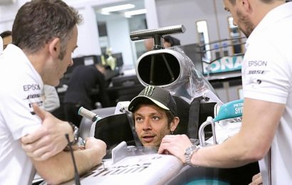 Valentino Rossi, Mercedes Formula 1 testi için koltuk ayarı yaptı