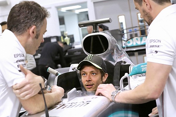 Valentino Rossi, Mercedes Formula 1 testi için koltuk ayarı yaptı