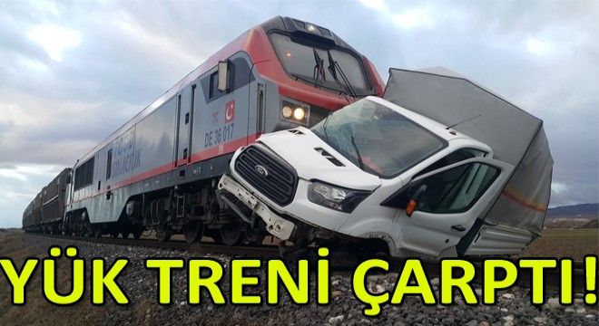 Bariyerleri Kırıp Geçmeye Çalışan Kamyonete Tren Çarptı