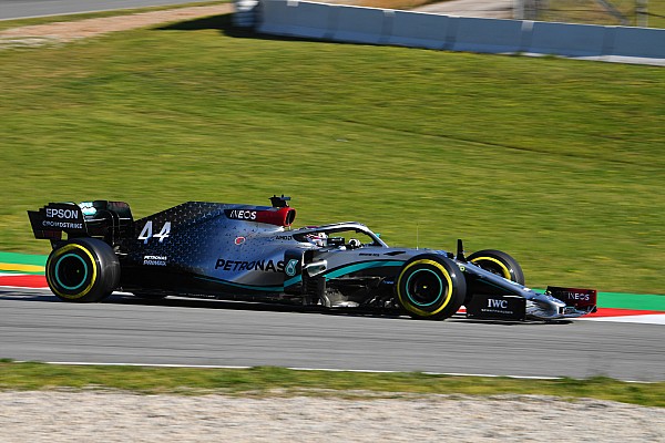 Hamilton: “Mercedes pek çok sorunla boğuşuyor”