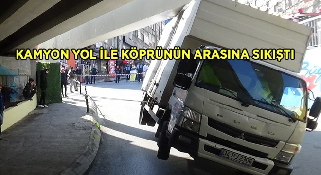 Kamyon Yol ile Köprünün Arasına Sıkıştı