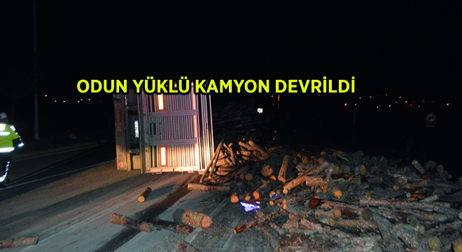 Odun Yüklü Kamyon Devrildi