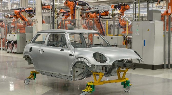 Mini ve Rolls-Royce fabrikaları da üretime ara verdi!