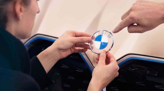 BMW logosunu mu değiştirdi?