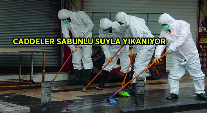 Caddeler Sabunlu Suyla Yıkanıyor