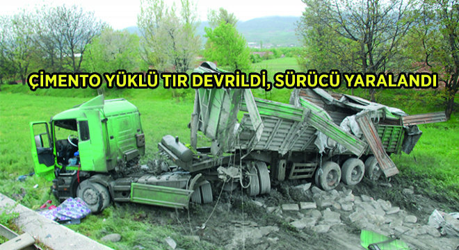 Çimento Yüklü Tır Devrildi, Sürücü Yaralandı