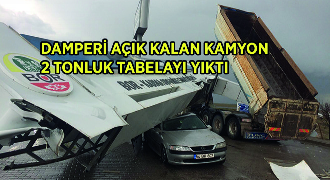 Damperi Açık Kalan Kamyon 2 Tonluk Tabelayı Yıktı