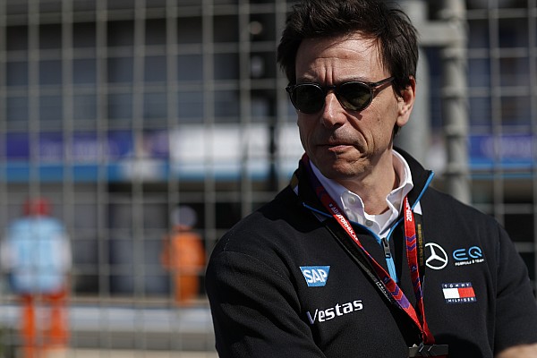 Wolff, Aston’da resmi bir rol alacağı iddialarını reddetti