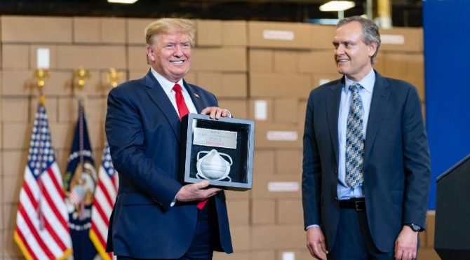 Trump’tan maskesiz fabrika ziyareti