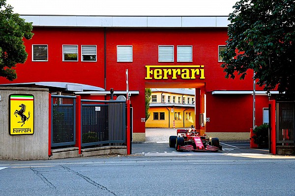 Leclerc, Maranello caddelerindeki sürüşünden keyif aldı