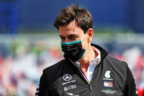 Wolff slams Binotto’s F1 engine claims as “complete bullshit”