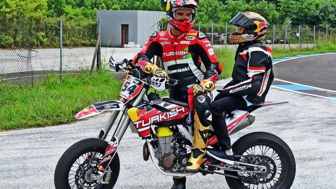 “Su bidonundan” kendi motosikletini yapan gence Kenan Sofuoğlu ve Yamaha desteği