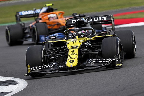 Norris, Britanya’da direksiyonda ayar yaparken Ricciardo’ya geçilmiş