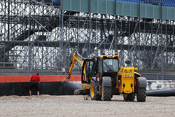 Silverstone, Kvyat’ın kazasından sonra ek bariyerler yerleştirdi