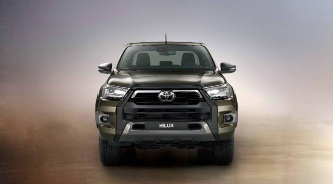 Toyota Hilux yenilendi! 252 bin TL fiyatla geliyor
