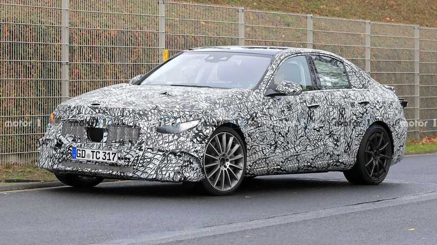 Mercedes-AMG C53, dört çıkışlı egzozu ile dikkat çekiyor