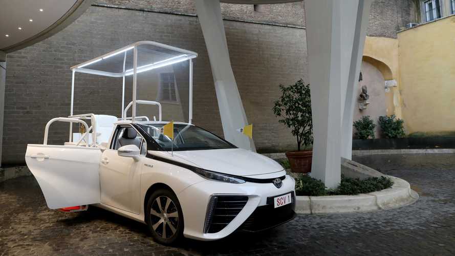 Toyota Mirai, yeni Popemobile olabilmek için “kutsandı”