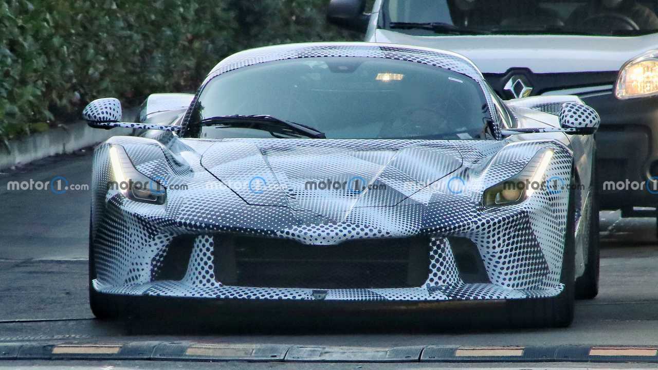 Ferrari’nin yeni hiper otomobili yeniden görüntülendi