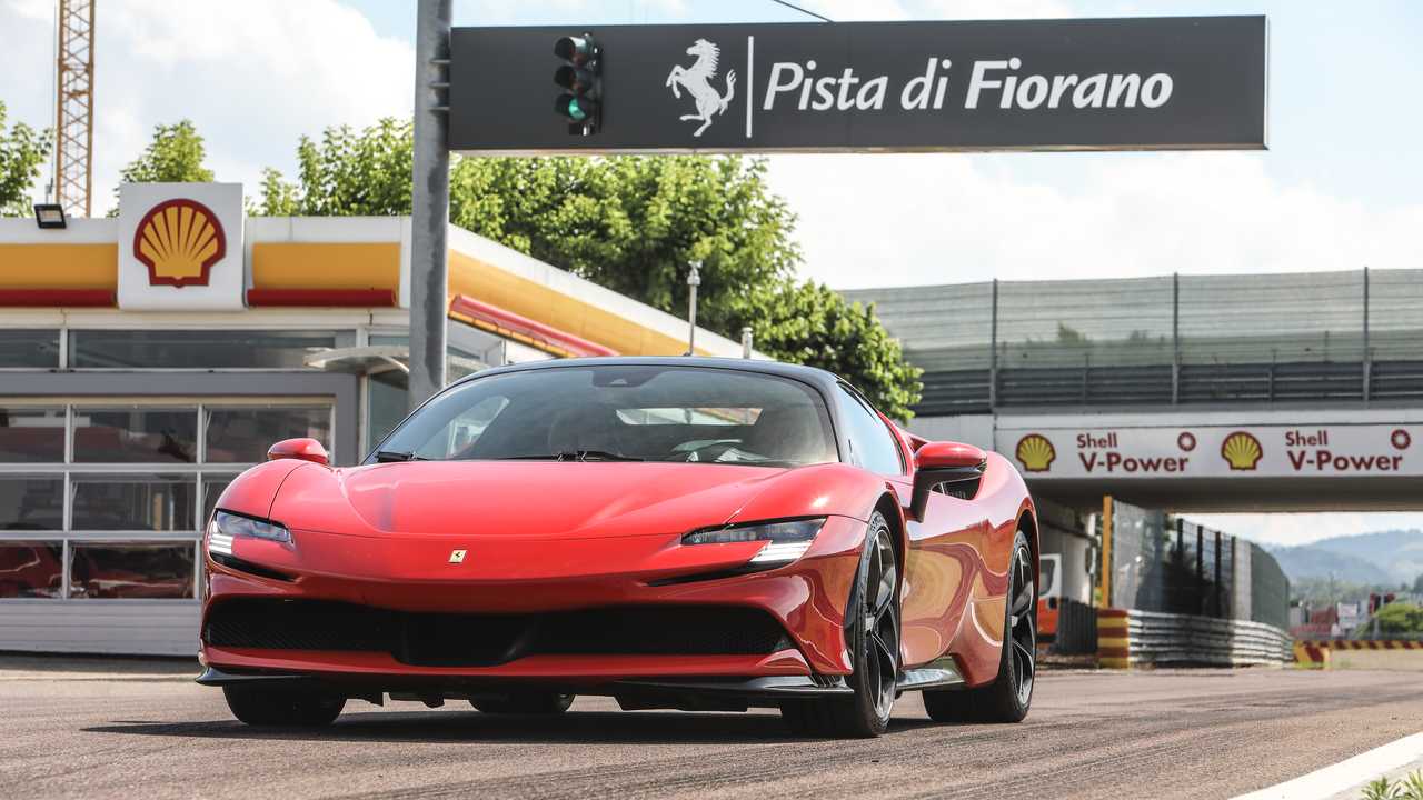 Ferrari CEO’su: “Asla %100 elektrikli bir marka olmayacağız”