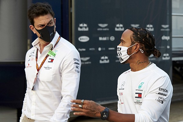 Wolff: “Mercedes, Hamilton’la görüşmelerde köşeye sıkışmadı”