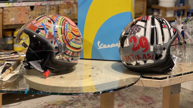 Türk ressamdan Vespa kasklarını sanat eserlerine dönüştüren proje