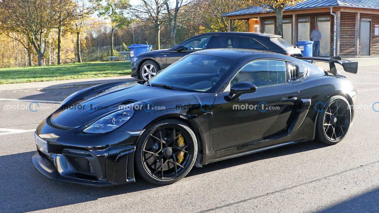 Porsche 718 Cayman GT4 RS piste hazır görünüyor