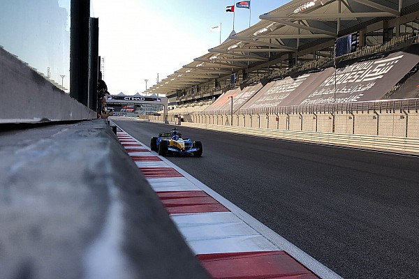 Fernando Alonso, V10 motorlu Renault R25 ile Abu Dhabi’yi inletmeye başladı!
