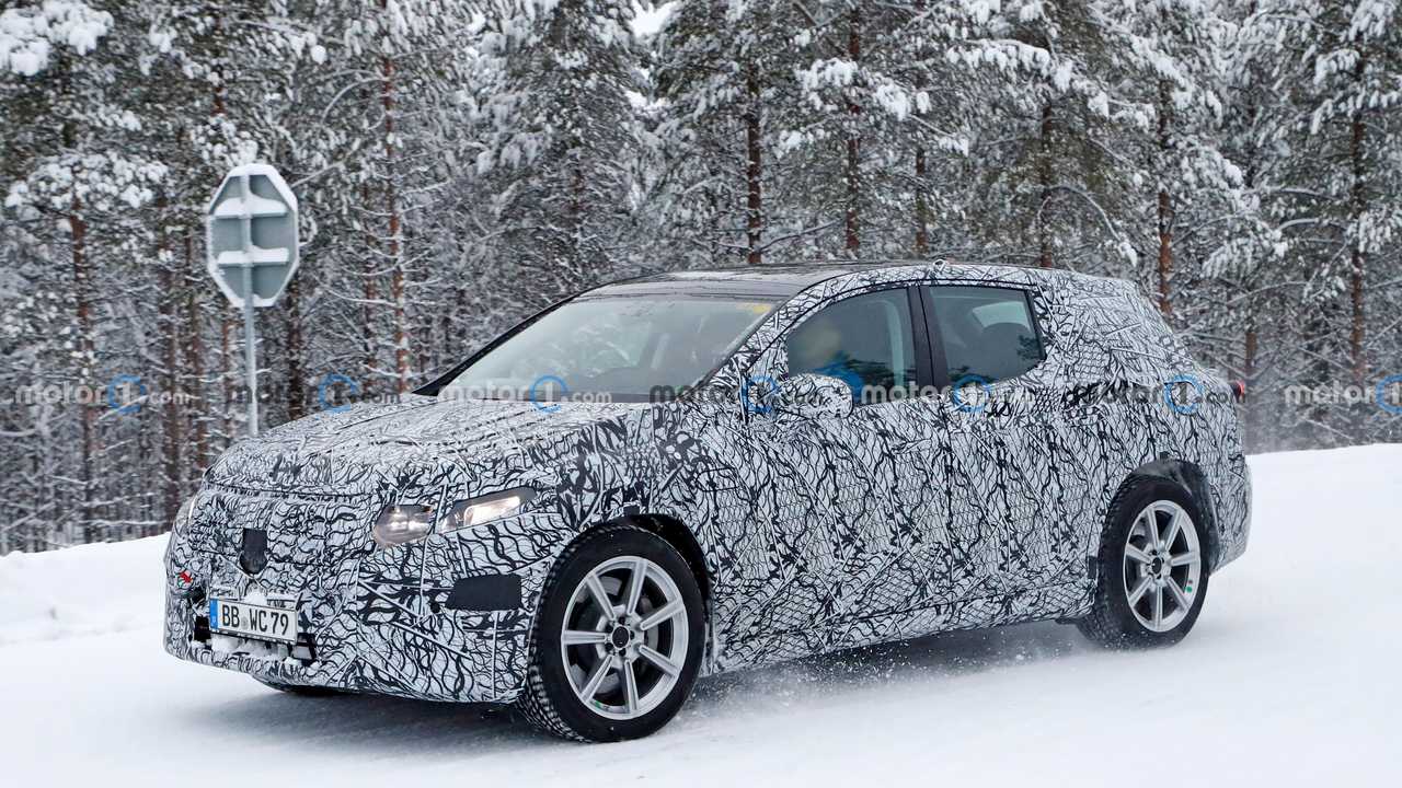 Mercedes-Benz EQS SUV, karlar içerisinde görüntülendi