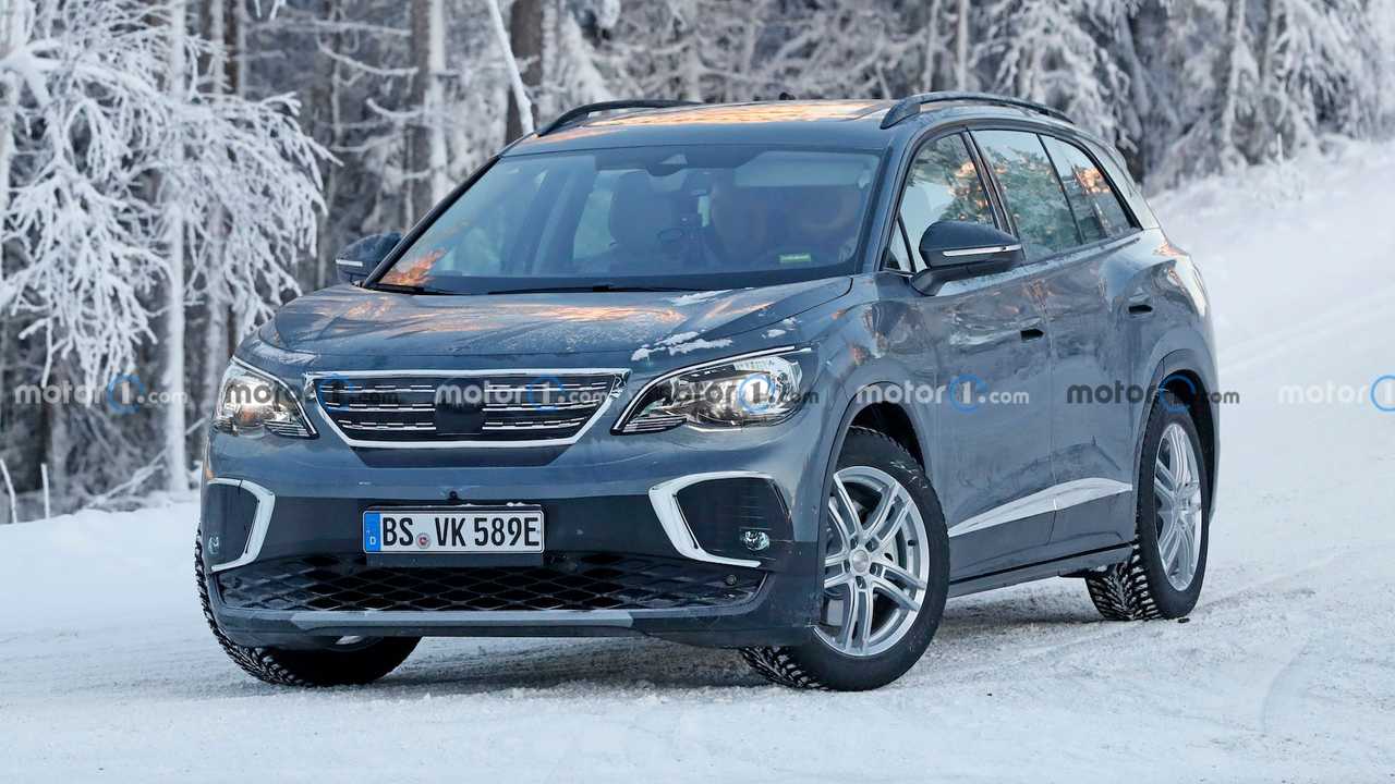 Volkswagen ID.6 Peugeot taklidi yaparken görüldü