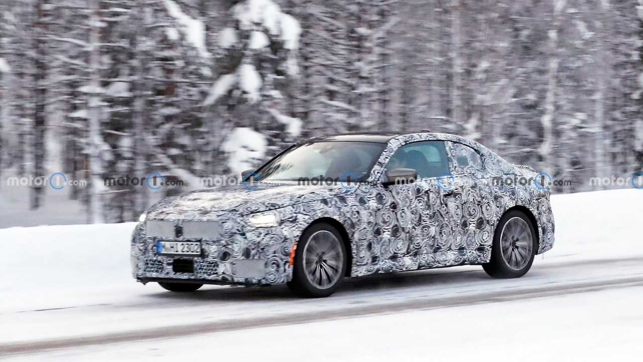2021 BMW 2 Serisi Coupe, karlar içerisinde görüntülendi