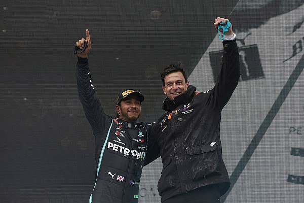 Wolff, Hamilton ile üç yıllık sözleşme yapılacağını düşünmüyor